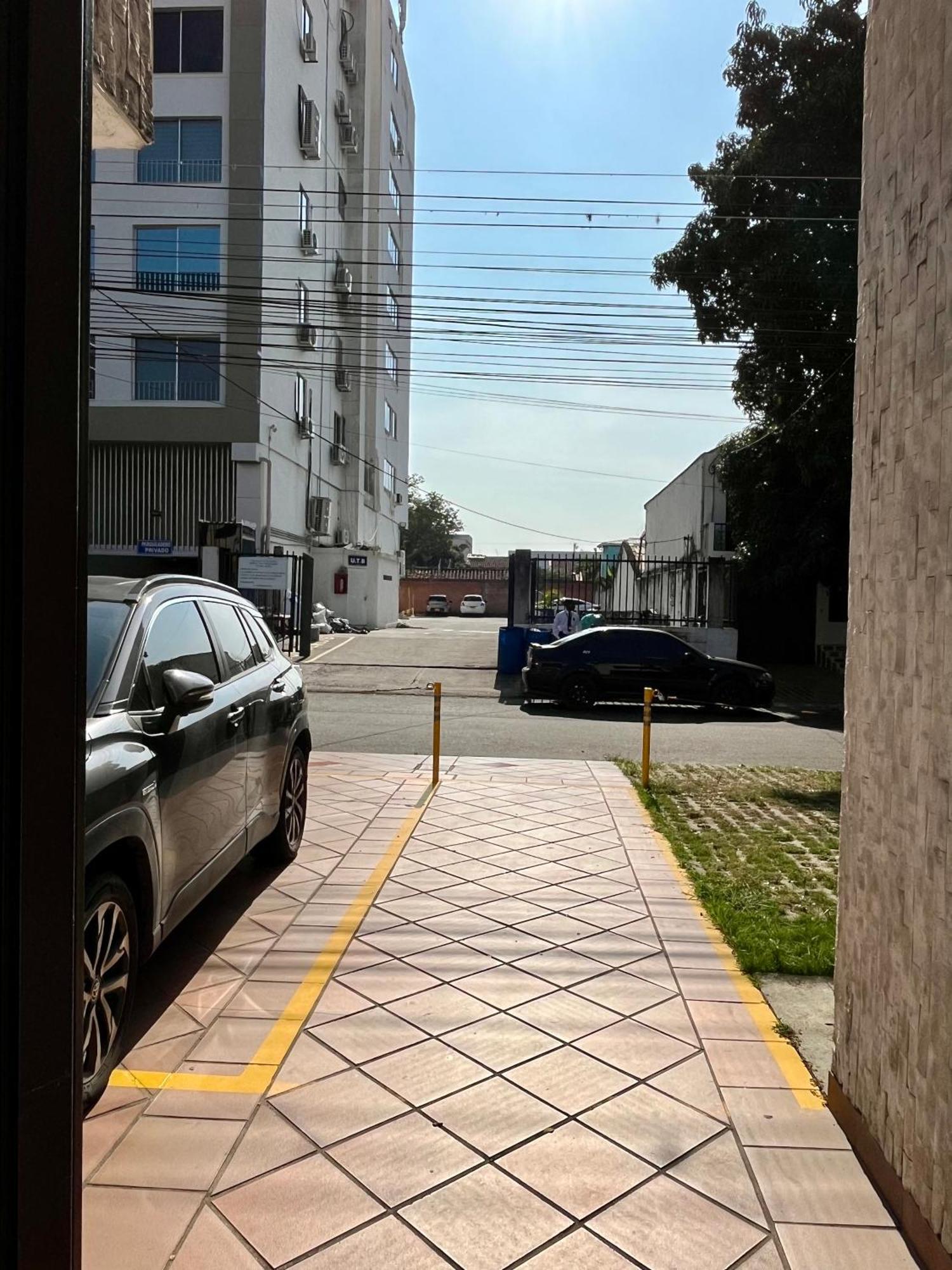San Laurent كالي المظهر الخارجي الصورة